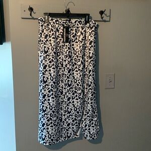 BRAND NEW SKIRT